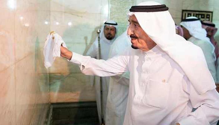 بالفيديو.. الملك سلمان يشارك في غسيل الكعبة المشرفة