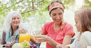 دراسة: تناول الأطفال الإفطار مع أسرهم يجعلهم أقل عرضة للسمنة