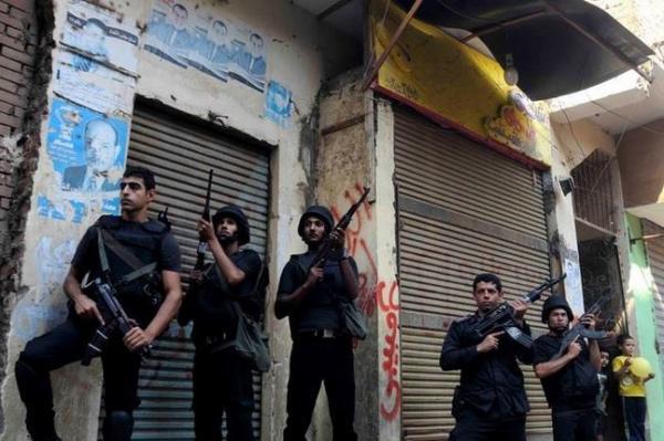 اعتقال زوجة معارض لحكم العسكر لإجباره على تسليم نفسه