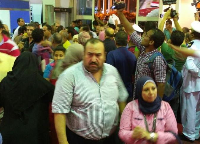 بالصور.. بوادر ثورة جياع في مصر.. زحام واشتباكات بمنافذ توزيع السلع