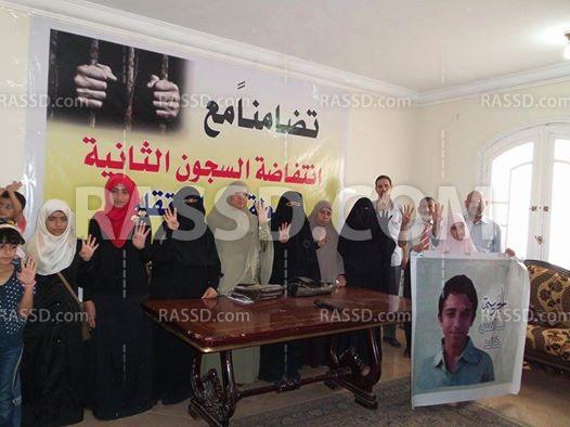 أسر المعتقلين بالعاشر من رمضان يضربون عن الطعام تضامنًا مع ذويهم