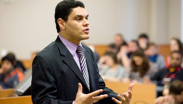 نشطاء يسخرون من مقال “عبدالفتاح” حول “القرضاوي”: انصح العسكر أولا