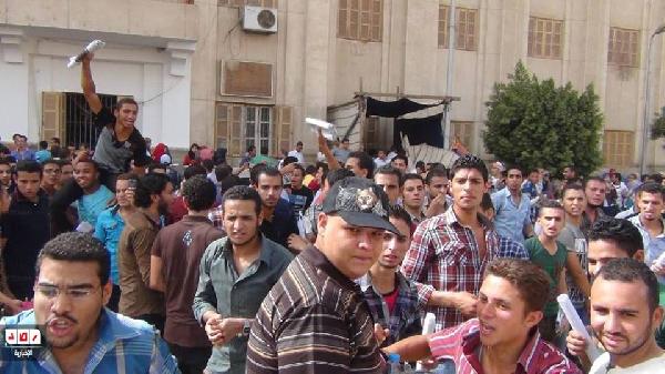 الأمن يفض مظاهرة لطلاب حقوق بني سويف بـ”طفايات الحريق”