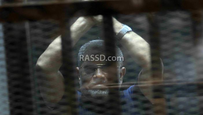 بالفيديو.. لحظة دخول مرسي القفص وانفعال مراسل التليفزيون