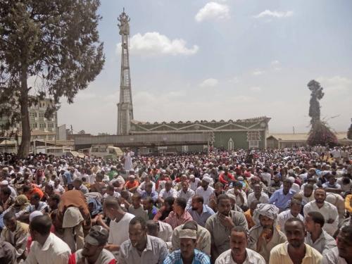 عشرات الالاف من المسلمين يتظاهرون باثيوبيا