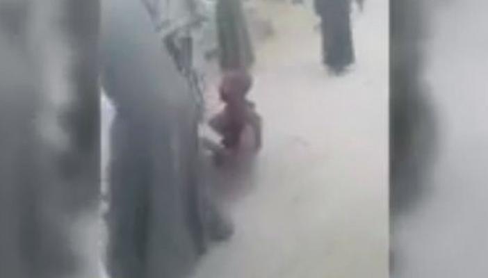 بالفيديو.. مواطنون يسحلون رجلاً شبه عارٍ في قنا