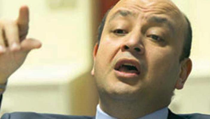 بالفيديو.. عمرو أديب ينفعل على الهواء بسبب ابتسامة مرسي بالمحكمة