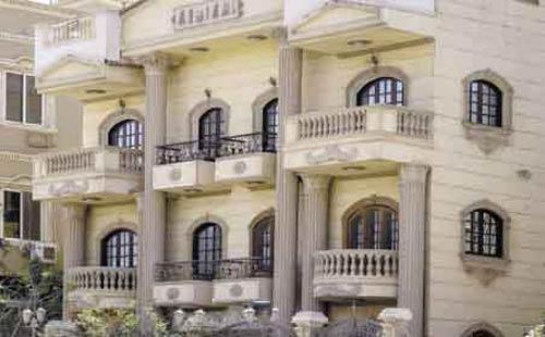 وقفة لأهالي مساكن الزلزال أمام منزل الرئيس بالتجمع الخامس