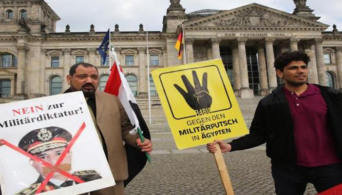 بالفيديو.. مظاهرات معارضة قرب فندق السيسي في برلين