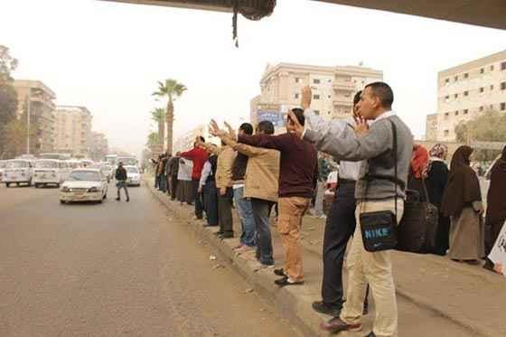 سلسلة بشرية بالهرم تضامنا مع “انتفاضة السجون”