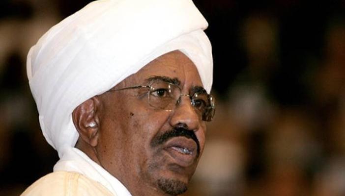 الرئيس السوداني يعفي نائبيه ومساعديه ويحل الحكومة