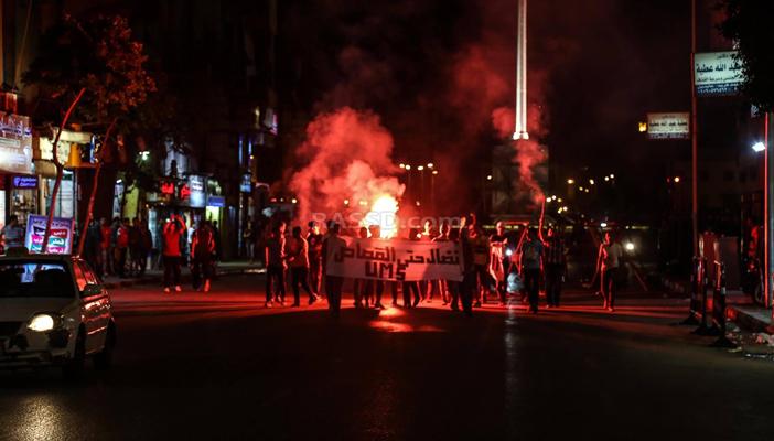 بالصور.. الثوار يقتحمون ميداني التحرير والنهضة بالشماريخ