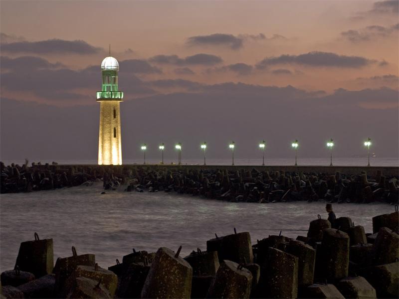 الانتهاء من حائط صخرى جديد لحماية شواطىء رأس البر