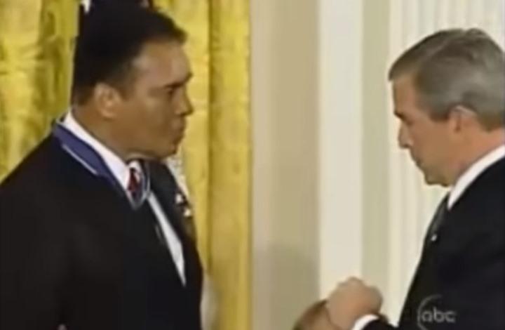 بالفيديو.. رد محمد علي كلاي على سخرية جورج بوش.. ونشطاء: جعله أضحوكة