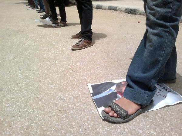 حرق صور السيسي بمسيرة طلاب جامعة سوهاج رفَضًا لتنصيبه