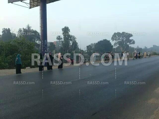 سلسلة بشرية بطريق أجا القاهرة رفضا لحكم العسكر