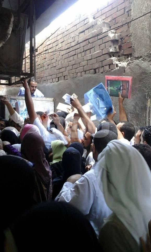 بالصور.. زحام الأهالي أمام التأمين الصحي للكشف على أطفالهم بالبحيرة