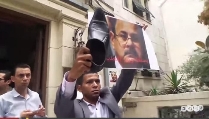 بالفيديو.. المحامون يحرقون صورة وزير الداخلية ردا على انتهاكات الشرطة