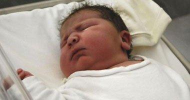 الشرطة البريطانية تعتقل والدي طفل بسبب زيادة وزنه