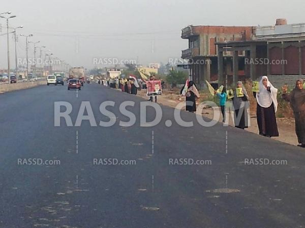 سلسلة بشرية لتحالف دعم الشرعية فى مدخل مدينة أبو حمص