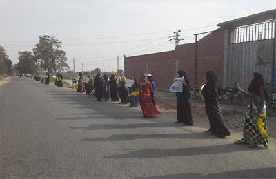 سلسلة بشرية بأبو كبير شرقية رفضا لتنصيب السيسي