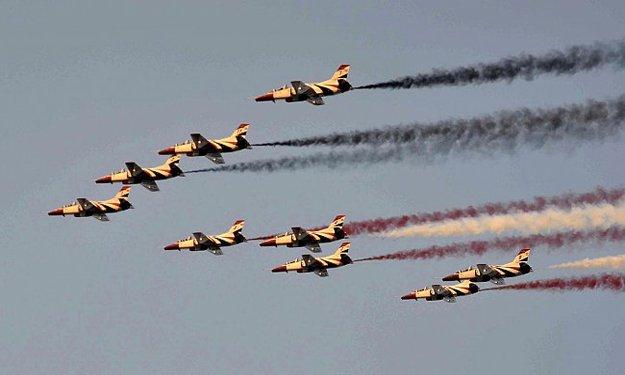 العسكر يحتفون بتنصيب السيسى بعروض جوية في ميدان الثورة