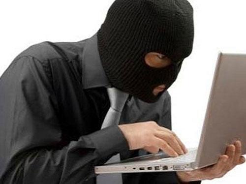 تقرير: أمريكا تتجسس على عملاءها من خلال مواقع التواصل