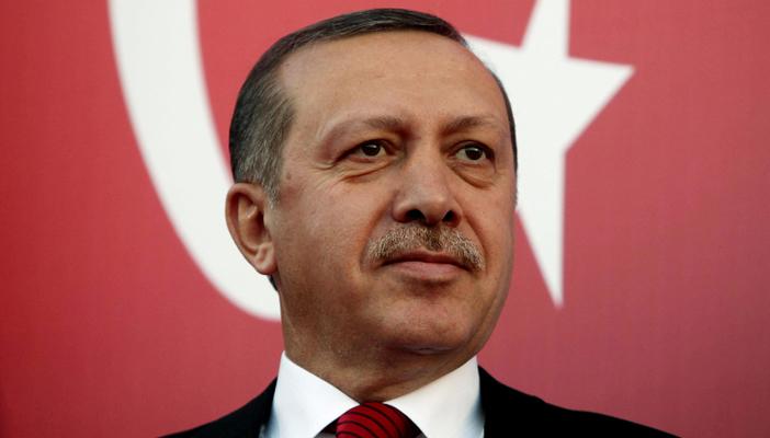 بالفيديو .. “أردوغان” يترك المنصة لتحية “عجوز”هتفت له