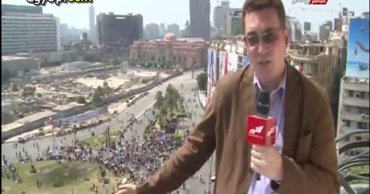 فيديو..مراسل يزعم وجود الالاف بالتحرير وكاميرته تفضحة