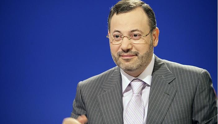 أحمد منصور: السيسي الفاشل يبيع مصر بأبخس الأثمان