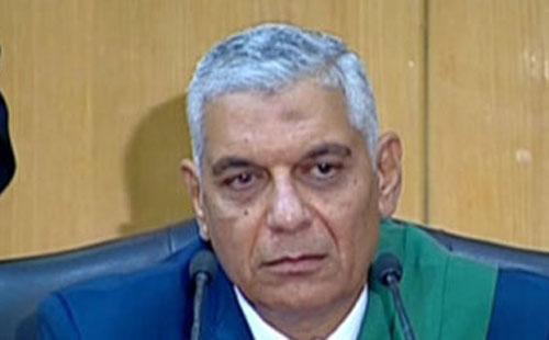 قاضي محاكمة مبارك: سيحال للنيابة من يرفع لافتات داخل الجلسات