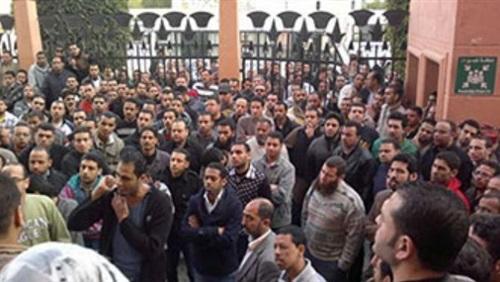 عمال”السويس للنترات” يرفضون إيقاف العمل والجيش يتدخل