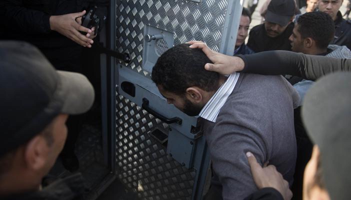 الأمن يقتحم المنصورية فجرًا.. ويعتقل خمسة من معارضي العسكر