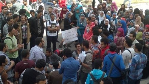 وقفة احتجاجية لطلاب أكاديمية القاهرة الجديدة رفضا لتنصيب السيسى