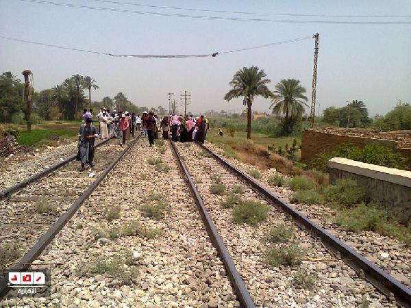 معلمو قرار 90 يواصلون قطع طريق أبو تشت لتأخر تثبيتهم