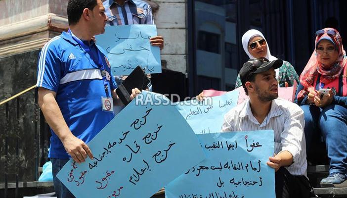 وقفة لطلاب وخريجي الإعلام بالتعليم المفتوح أمام “الصحفيين”