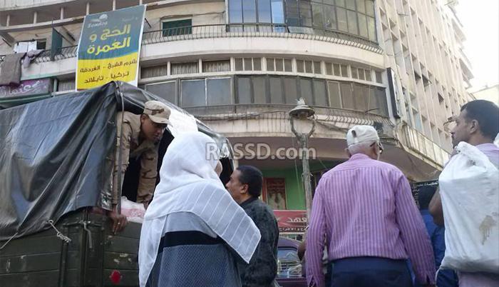 بعد توزيع الجيش لمعونات بالإسكندرية.. الأهالي: كنا نعيب على الإخوان