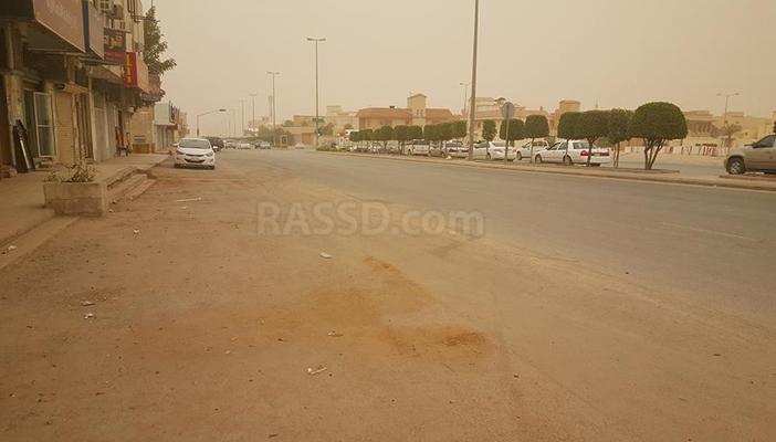 بالصور.. موجة ترابية على العاصمة السعودية تتسبب في تدني الرؤية