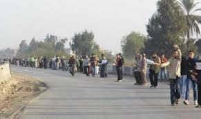 سلسلة بشرية بكفر صقر بالشرقية رفضا لتنصيب السيسى رئيسا