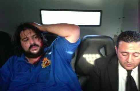 المتظاهرون أمام”الثقافة”يرقصون احتفالا بضرب”المغير”