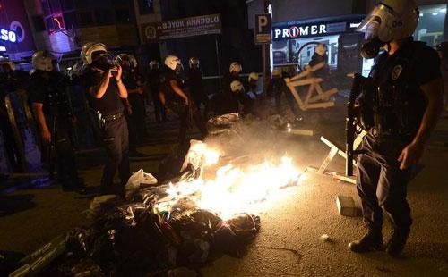 الشرطة التركية تنجح بإخلاء ميدان تقسيم كاملا