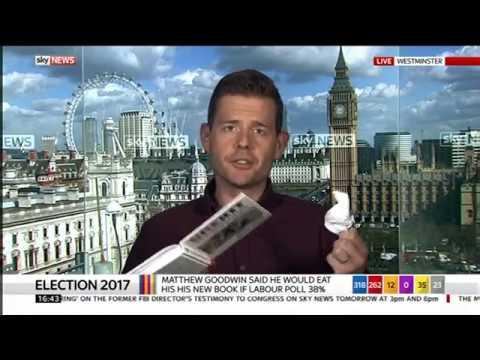 بالفيديو.. أستاذ جامعي يأكل كتابه على الهواء بعد فوز العمال البريطاني