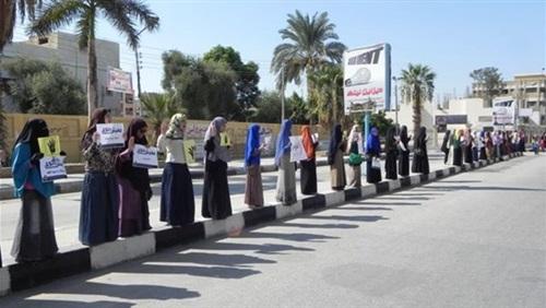 سلسلة بشرية لطالبات الازهرللافراج عن المعتقلات من الازهر