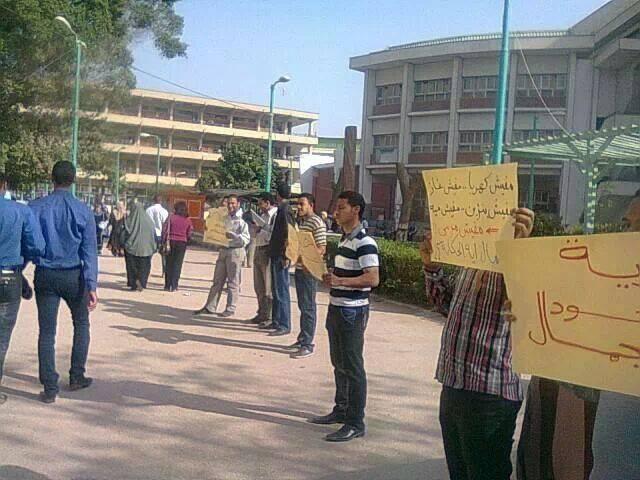 سلسلة لطلاب جامعة سوهاج تنديد ا بالاعتداء على طالبات الازهر