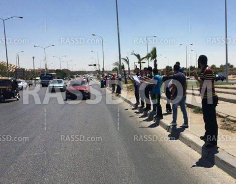 سلسلة بشرية لطلاب الجامعات الخاصة للإفراج عن المعتقلات