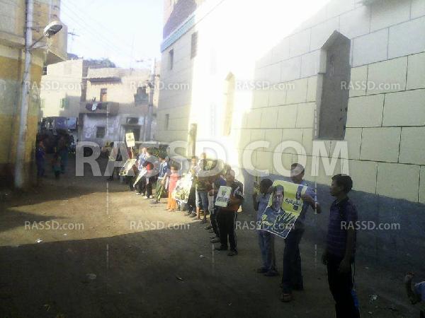 سلسلة بشرية رافضة للانقلاب بقرية “سنوفر” بالفيوم