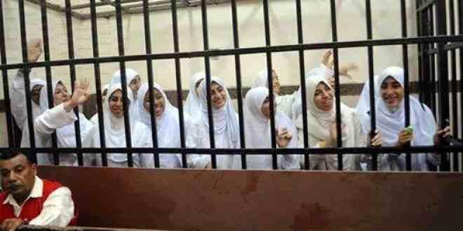 حقوقيون: “القومي للمرأة” لا يرى إلا “منجذبات السيسي”