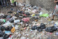 في إمبابة شوارع مرصوفة بالقمامة