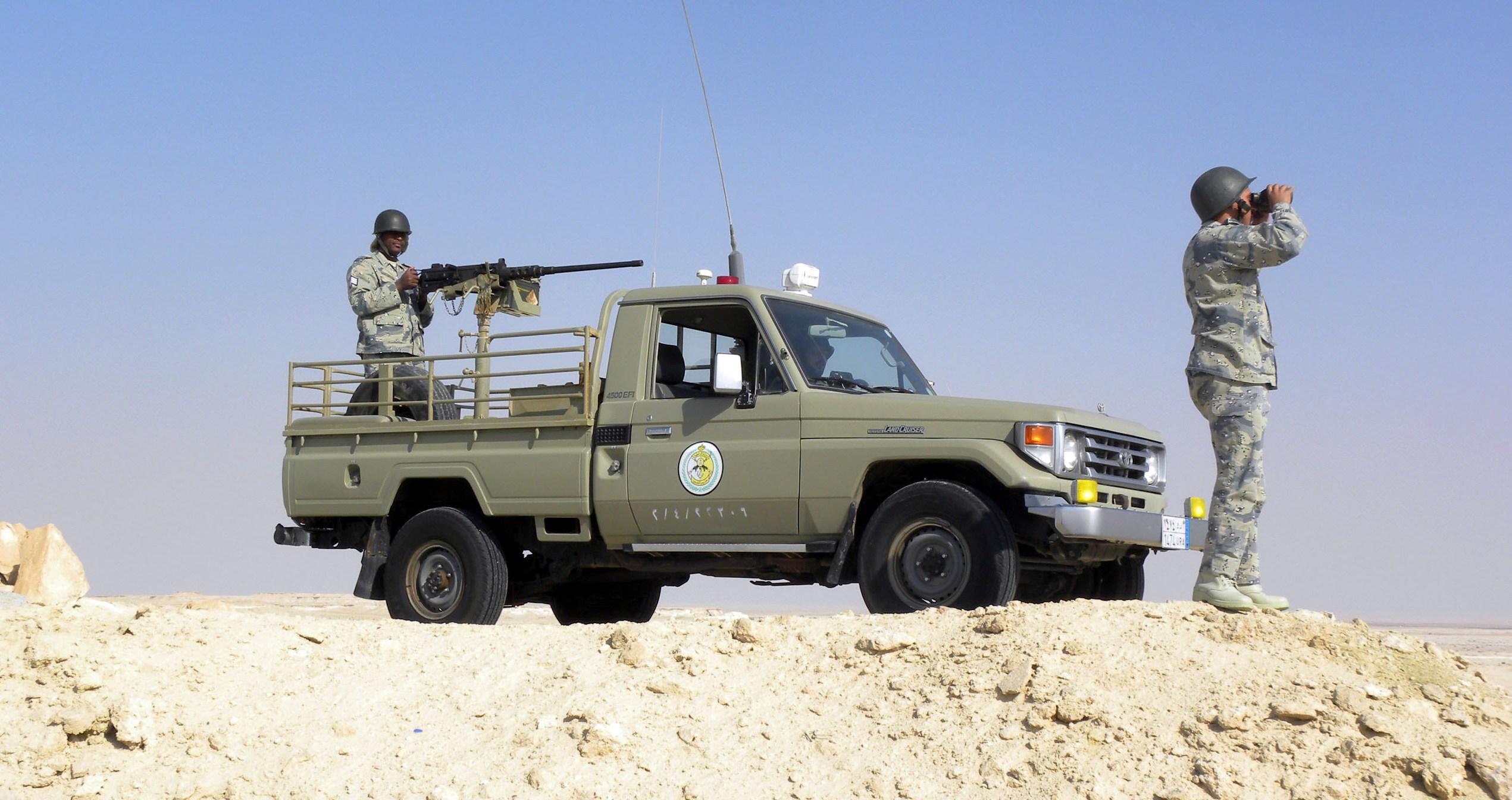 مقتل سعودي وإصابة آخر بسقوط مقذوف من الأراضي اليمنية