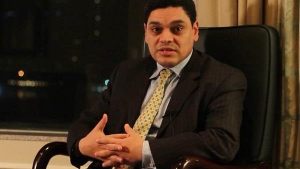 بالفيديو.. مصري بأميركا لمعتز عبدالفتاح: هتتحاكم أنت والسيسي يا منافق